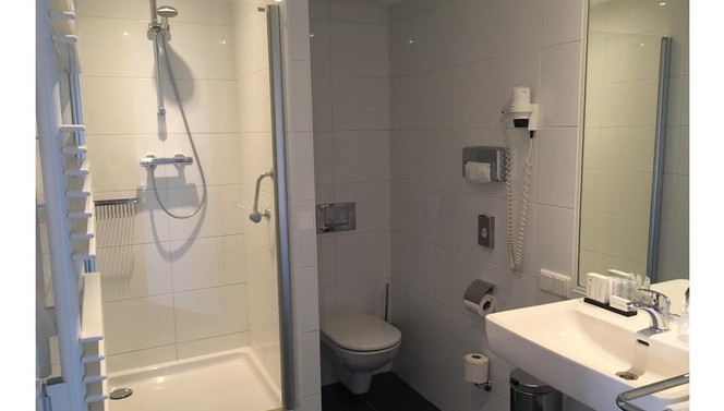 Comfort single room bathroom Hotel Drachten